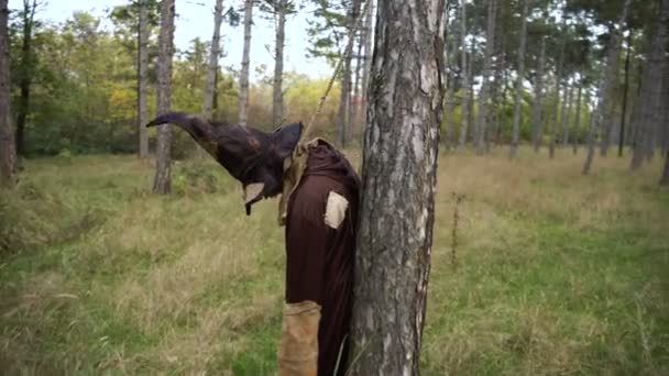 Espantapájaros de terror de pie en el bosque con Máscara de Saco — Vídeos de Stock