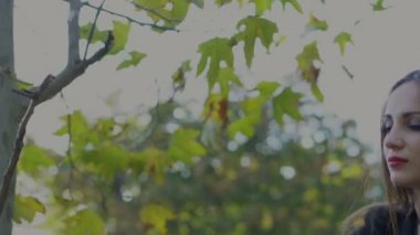 Genç esmer jokey kız parkta atı ile yürüyüş