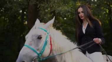 Genç esmer jokey kız parkta at binme