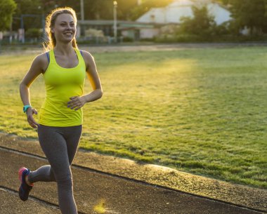 Açık havada egzersiz fitness izci giyilebilir teknoloji stadyumda çalıştıran runner kadın