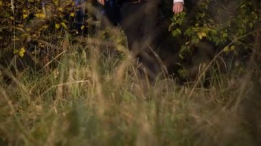 Cadılar Bayramı arifesinde karanlık ormanda yürüyüş bir kelebek ile iş takım elbiseli gizemli başsız figür