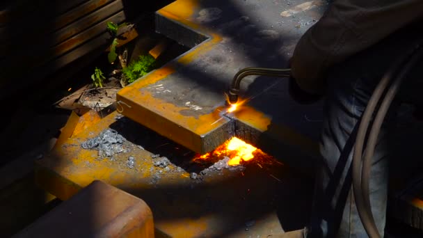 Trabalhador de corte de metal com uma tocha de chama de gás na indústria de metal — Vídeo de Stock