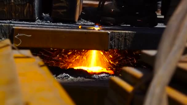 Werknemer Cutting Metal met een gas vuur fakkel in de metaalindustrie vonken — Stockvideo