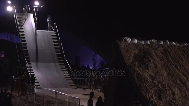 Gerçek zamanlı video aşırı erkek sporcuların Festivali aşırı Ukrayna 2017 geceleri, Mtb Bmx Bisiklet iken Dirtjumping bir geri çevirmek hile yapıyor — Stok video