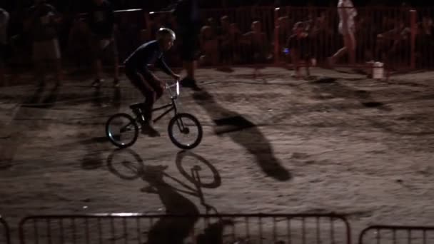 極端な男選手のスローモーションは祭の極端なウクライナ 2017 夜 Mtb Bmx の自転車、Dirtjumping 上でバックフ リップのトリックをやっています。 — ストック動画