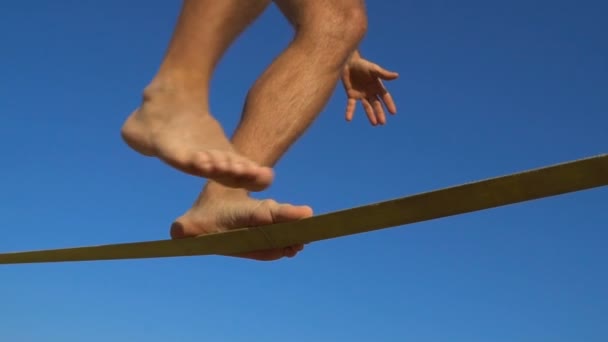 Ben av Man Walking The repet på festivalen extrema sporter. Slackline promenad — Stockvideo