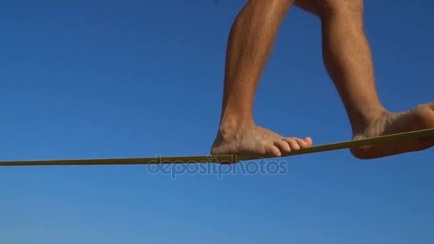 Doğa Sporları Festivali bacaklar The Rope üzerinde yürüyen adam. Slackline yürüyüş — Stok video