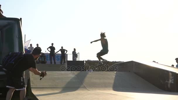 Actuaciones de demostración de patinaje. Atleta haciendo trucos en el concurso de patines en el festival Z-games Ukraine 2017. Movimiento lento — Vídeo de stock