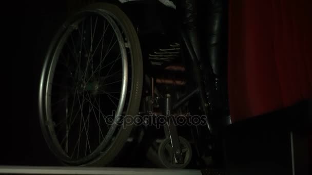 新しい映画を映画館で見て車椅子の女の子。障害者レジャー — ストック動画
