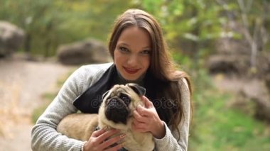Sonbahar parkta küçük köpek sevecen bir tekerlekli sandalye çekici kız. Engelli eğlence