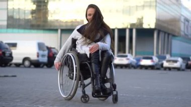 Park, bir tekerlekli sandalye üzerinde dans çekici Engelli kızı. Sonbahar eğlence