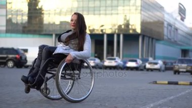 Park, bir tekerlekli sandalye üzerinde dans çekici Engelli kızı. Sonbahar eğlence