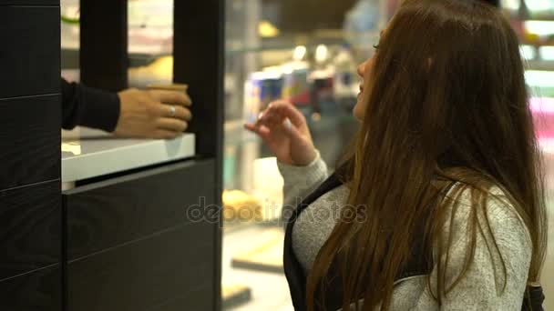車椅子で魅力的な無効の女の子は、ショッピング モールでコーヒーを取る。秋のショッピング ・ レジャー — ストック動画