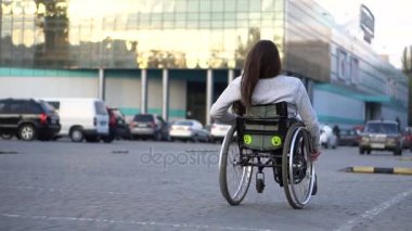Park, bir tekerlekli sandalye üzerinde dans çekici Engelli kızı. Sonbahar eğlence