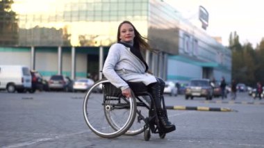 Park, bir tekerlekli sandalye üzerinde dans çekici Engelli kızı. Sonbahar eğlence