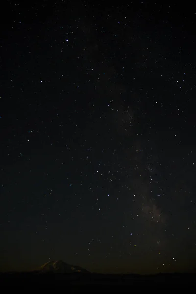 Bright Milky way and stars over Mount Elbrus - highest mount in Europe — Stock Photo, Image