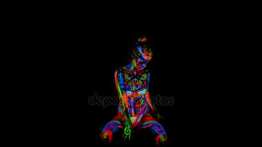Güzel genç seksi kız iç çamaşırı vücudunda ultraviyole boya ile dans. Renk ışık neon bodyart kızla.