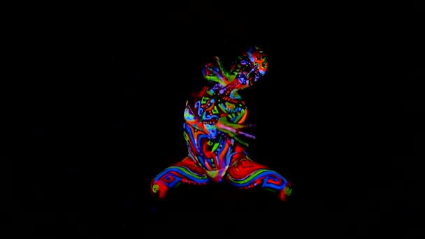 Belle jeune fille sexy en lingerie dansant avec de la peinture ultraviolette sur son corps. Fille avec bodyart néon dans la lumière de couleur . — Video
