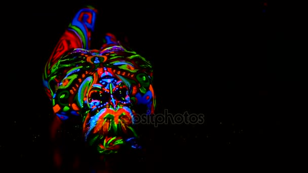 Красивая молодая сексуальная девушка в нижнем белье танцует с ультрафиолетовой краской на ее теле. Девушка с неоновым телом в цветном свете . — стоковое видео