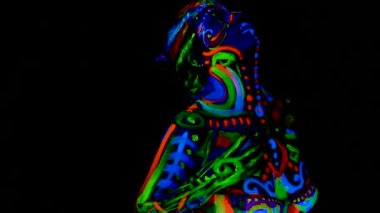 Güzel genç seksi kız iç çamaşırı vücudunda ultraviyole boya ile dans. Renk ışık neon bodyart kızla.