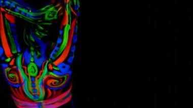 Güzel genç seksi kız iç çamaşırı vücudunda ultraviyole boya ile dans. Renk ışık neon bodyart kızla.
