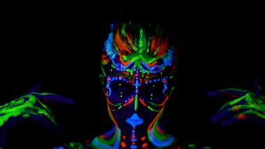 Güzel genç seksi kız iç çamaşırı vücudunda ultraviyole boya ile dans. Renk ışık neon bodyart kızla.