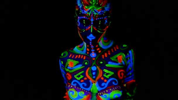 Frumos tânără sexy fată în lenjerie de dans cu vopsea ultravioletă pe corpul ei. Fata cu neon bodyart în lumina de culoare . — Videoclip de stoc