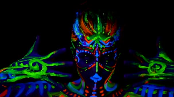 Güzel genç seksi kız iç çamaşırı vücudunda ultraviyole boya ile dans. Renk ışık neon bodyart kızla. — Stok video