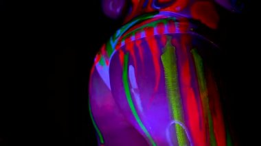 Ultraviyole ışık bodyart güzel genç seksi kız kalça.