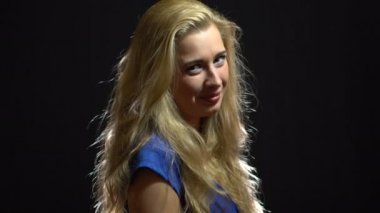 Güzel seksi sarışın kız mavi elbiseli kadınlar ve git onunla Studio siyah arka plan ile size davet.