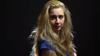 Güzel seksi sarışın kız mavi elbiseli kadınlar ve git onunla Studio siyah arka plan ile size davet.