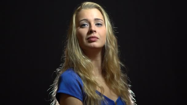 Mooi Sexy Blonde meisje in blauwe jurk op zoek naar jou in Studio met zwarte achtergrond — Stockvideo