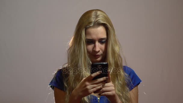 Menina Loira Sexy bonita em azul vestido falando telefone no estúdio — Vídeo de Stock