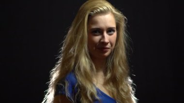 Güzel seksi sarışın kız mavi elbiseli kadınlar ve git onunla Studio siyah arka plan ile size davet.