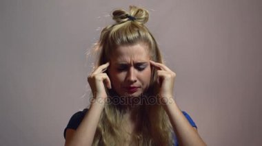 Mavi elbiseli güzel seksi sarışın kızı konsantre ve Get Out stüdyoda ışık arka plan ile işaret çalışıyor.