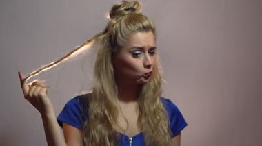 Mavi elbiseli güzel seksi sarışın kızı gösterilen başparmak Youre Best Studio anlamı ışık arka plan ile size kalmış. Motivasyon video