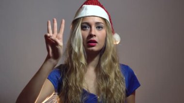 Güzel seksi sarışın kızı içinde mavi elbise kutlama yeni yıl Studio ışık arka plan ile. Motivasyon video