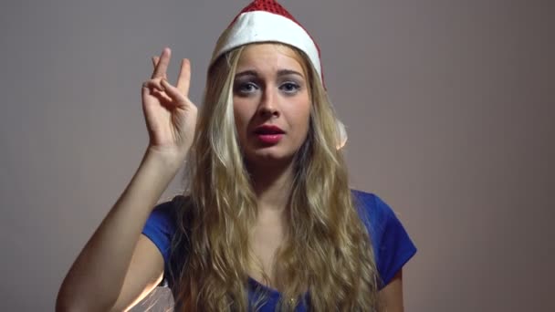 "Сексуальная блондинка в синем платье" оценила Новый год в студии со светлым фоном. Мотивационное видео — стоковое видео