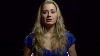 Şaşkınlık Studio siyah arka plan mavi elbiseli güzel seksi sarışın kızı