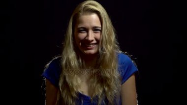 Mavi elbiseli güzel seksi sarışın kızı Surprised ve siyah arka plan ile Studio Excited olduğunu.