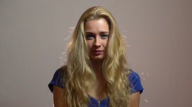 Stüdyo ışık arka plan ile poz mavi elbiseli güzel duygusal seksi sarışın kız.