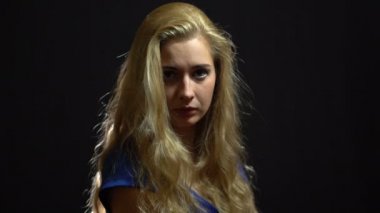 Güzel seksi sarışın kız mavi elbiseli kadınlar ve git onunla Studio siyah arka plan ile size davet.