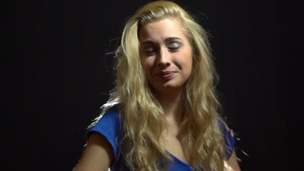 Krásná Sexy blondýnka dívka v modrých šatech je flirtuje a zve vás k jít s ní ve studiu s pozadím černá. — Stock video
