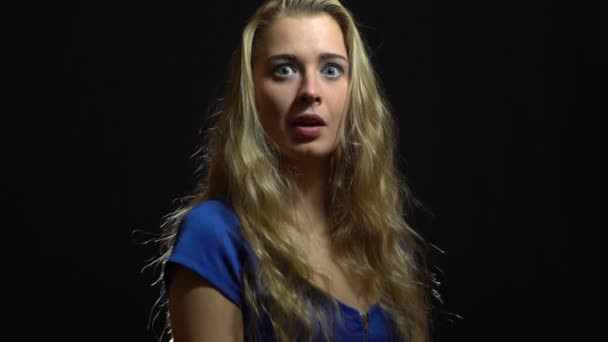 Mooi Sexy Blonde meisje in Blue Dress is blij en voldoet in Studio met zwarte achtergrond. — Stockvideo