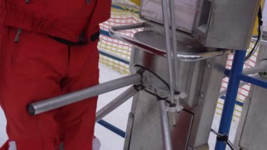 Adam kaçırmak barkod okuma özelliği ile turnike üzerinden Rise için Kayak Merkezi