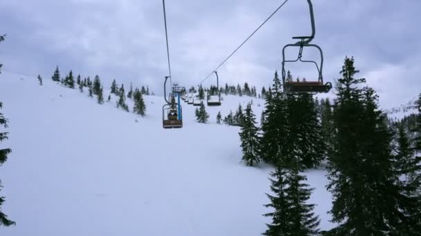 Wyciągu krzesełkowego w ośrodku narciarskim na pochmurna pogoda — Wideo stockowe