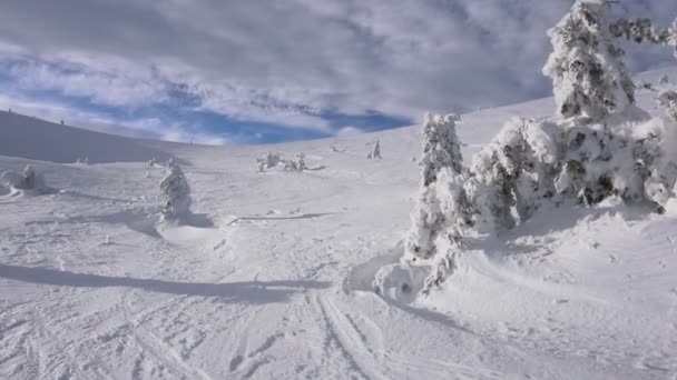 冬の風景。晴れと曇りの雄大な雪山。観光リゾート自然. — ストック動画