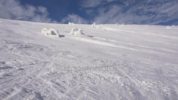 Paisaje de invierno. Soleado y parcialmente nublado majestuosas montañas de nieve. Naturaleza del complejo turístico . — Vídeo de stock