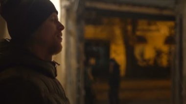 Ev ağ geçidi'nde, soğuk hava gece şehir tütün sigara haddeleme el genç adam