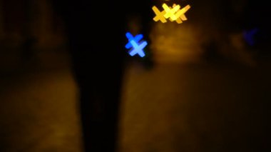 Sarhoş adam gece Arnavut kaldırımlı Street ve bira içme form tarafından şişe yürüyor